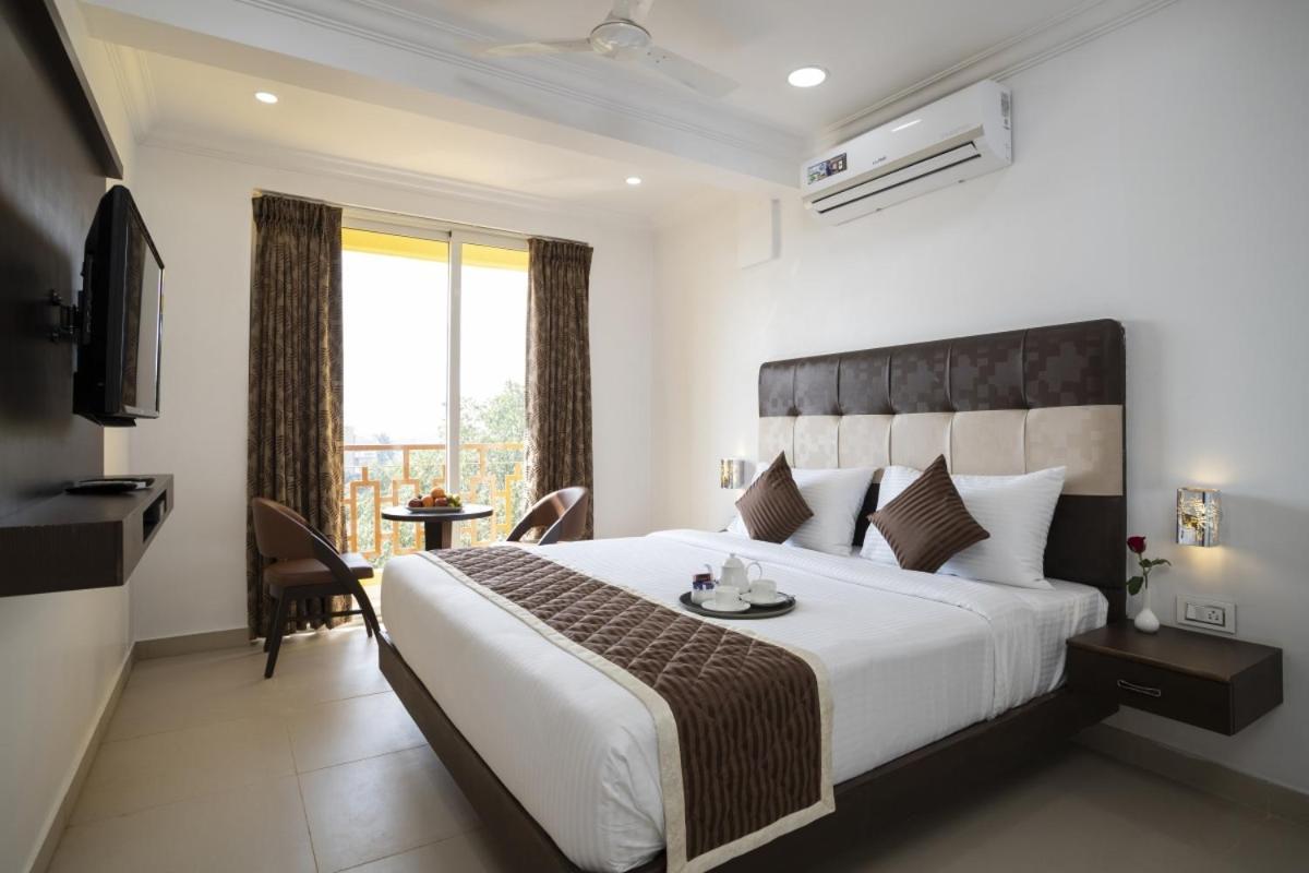 Sairaj Beach Resort Calangute Bagian luar foto
